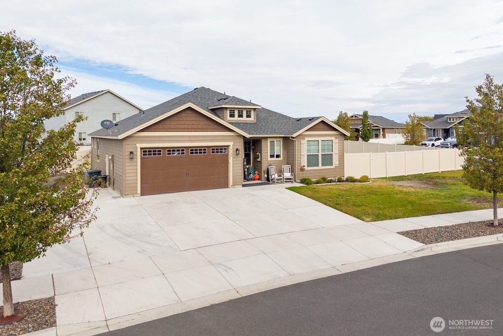 Photo of 4700 W Hawk Street, Moses Lake, WA 98837 (MLS # 2593838)