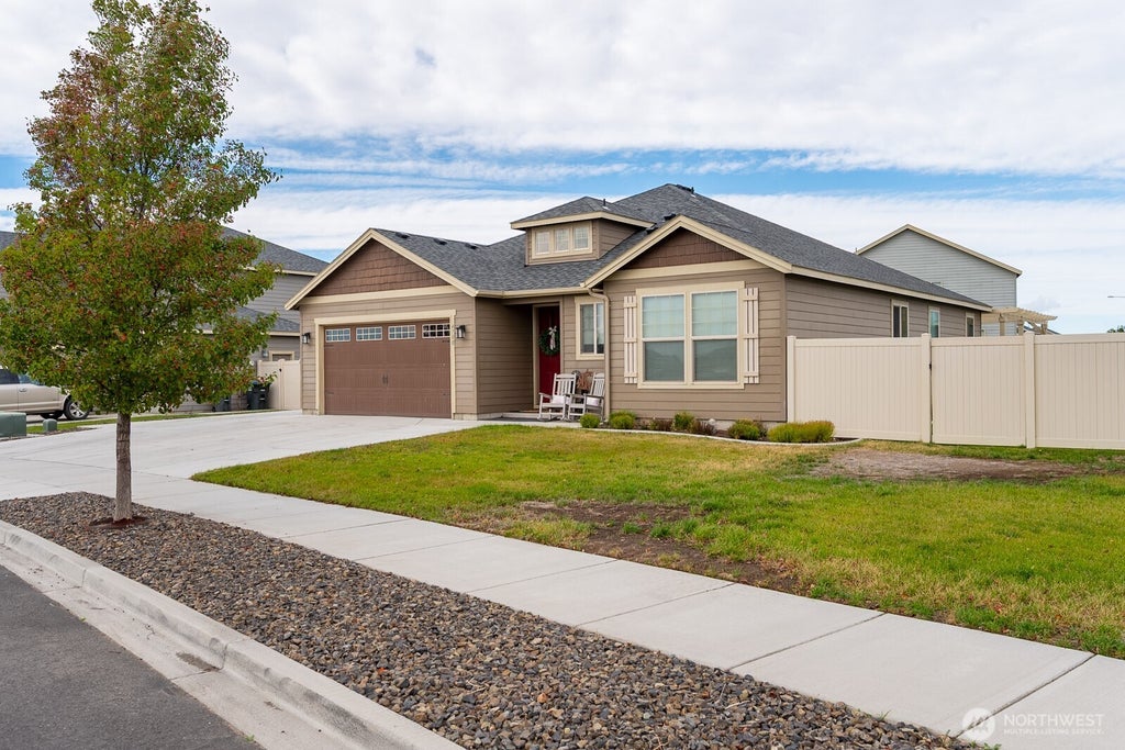 Photo of 4700 W Hawk Street, Moses Lake, WA 98837 (MLS # 2593838)