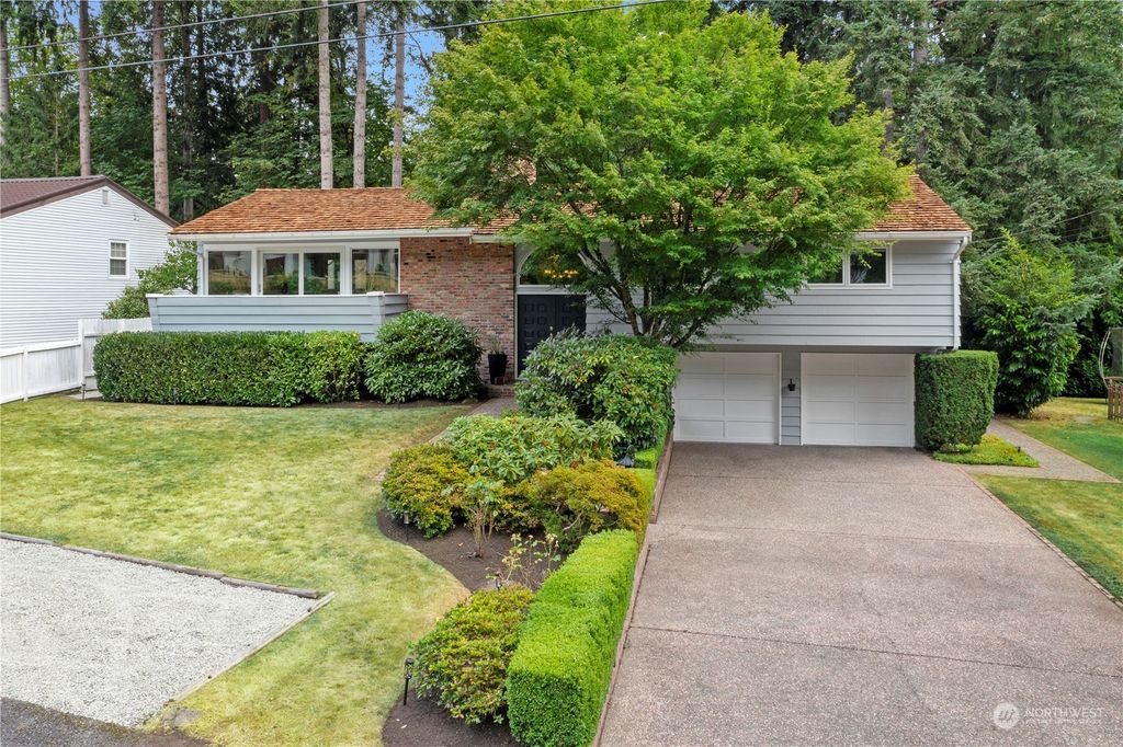 Photo of 208 130th Place NE, Bellevue, WA 98005 (MLS # 2271956)