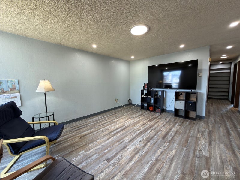 828 W 10th Street