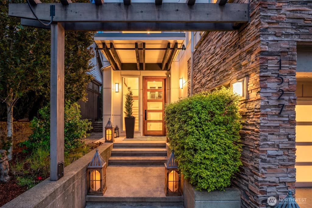 Photo of 1527 Lyons Avenue NE, Renton, WA 98059 (MLS # 2551775)
