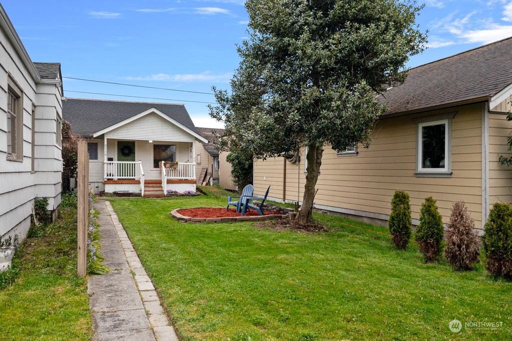 Photo of 2119 Rainier Avenue, Everett, WA 98201 (MLS # 2234782)