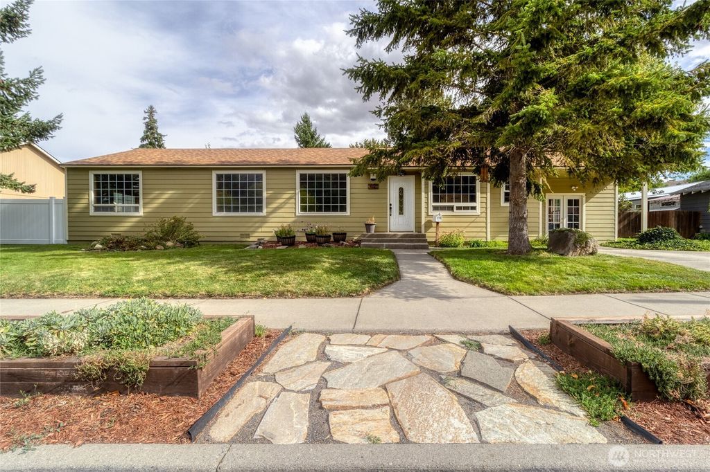Photo of 1021 S 3rd Street, Dayton, WA 99328 (MLS # 2430026)