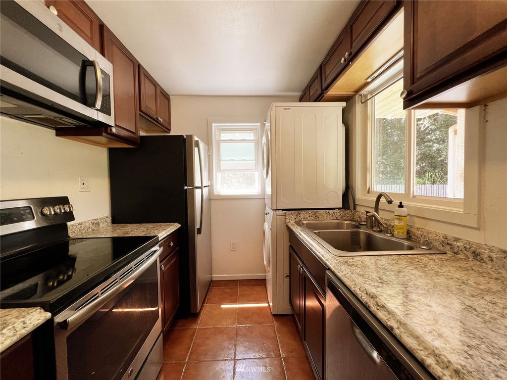 Photo of 18727 73rd Avenue NE, Kenmore, WA 98028 (MLS # 1969078)