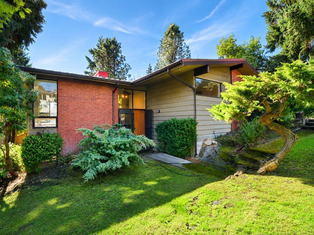 Photo of 12619 SE 26th Place, Bellevue, WA 98005 (MLS # 2599236)