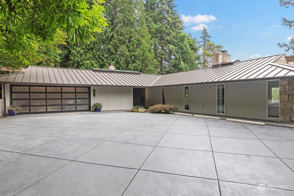 Photo of 4354 E Lake Sammamish Parkway NE, Sammamish, WA 98074 (MLS # 2149658)