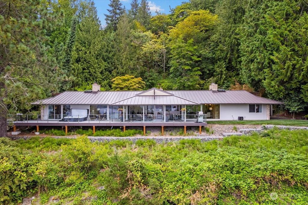 Photo of 4354 E Lake Sammamish Parkway NE, Sammamish, WA 98074 (MLS # 2149658)