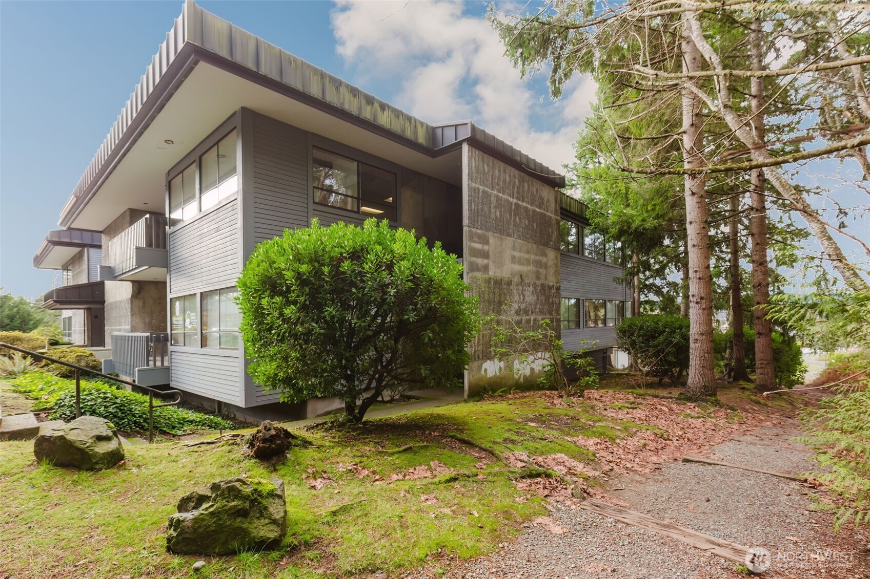 1040 NE Hostmark Street