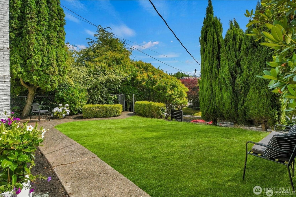 Photo of 2353 Federal Avenue E, Seattle, WA 98102 (MLS # 2589619)