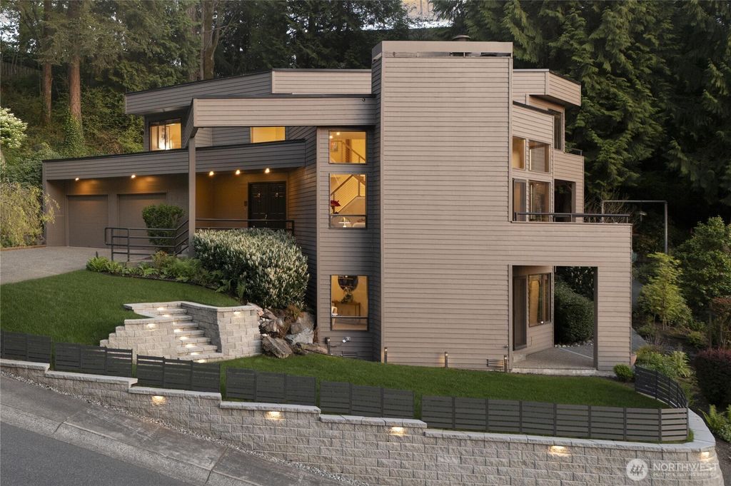 Photo of 13707 SE 51st Place, Bellevue, WA 98006 (MLS # 2528198)