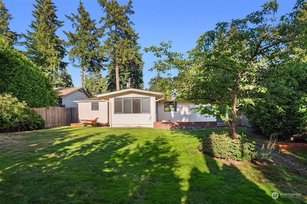 Photo of 2045 78th Avenue NE, Medina, WA 98039 (MLS # 2262839)