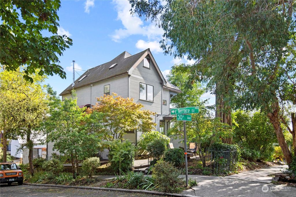 Photo of 326 30th Avenue, Seattle, WA 98122 (MLS # 2168993)