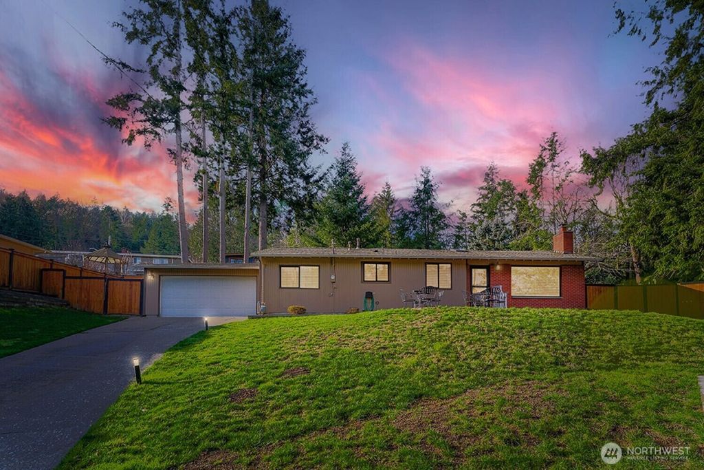 Photo of 715 Sunrise Place SW, Issaquah, WA 98027 (MLS # 2467614)