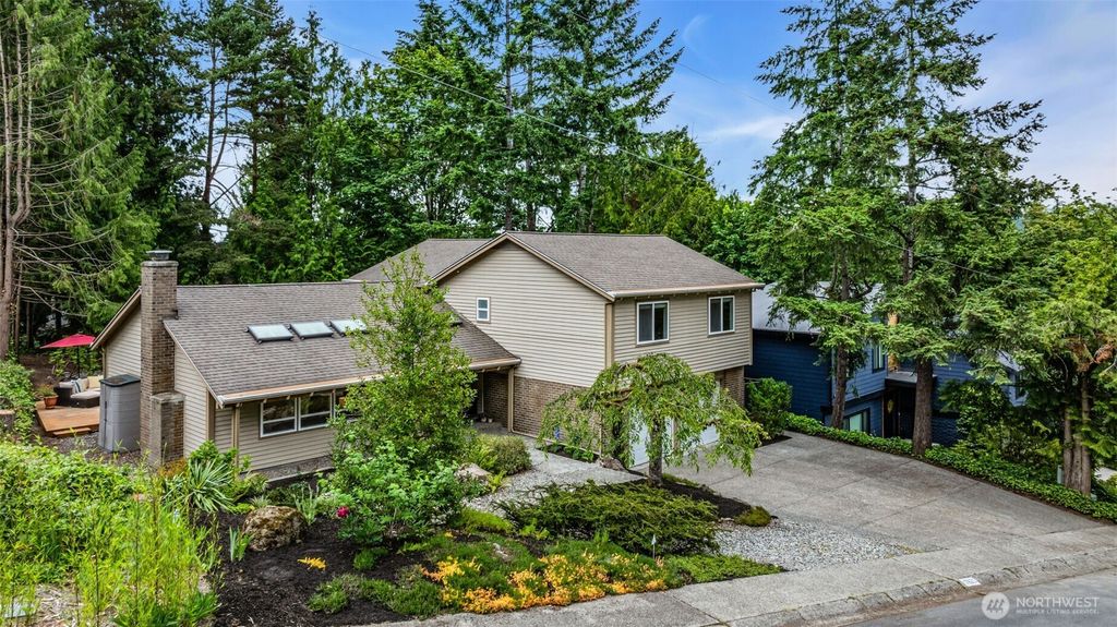 Photo of 17620 NE 29th Street, Redmond, WA 98052 (MLS # 2384489)