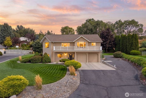Photo of 927 Easy Street NE, Moses Lake, WA 98837 (MLS # 2590093)