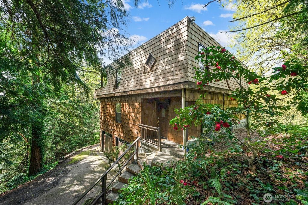 Photo of 13133 66th Place NE, Kirkland, WA 98034 (MLS # 2448035)