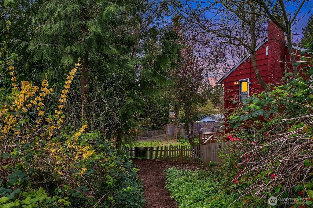 Photo of 3002 NE 97th St, Seattle, WA 98115 (MLS # 2352648)