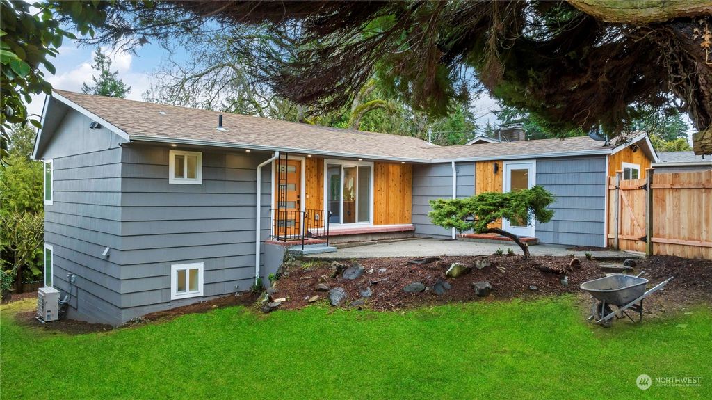 Photo of 9516 15th Avenue NE, Seattle, WA 98115 (MLS # 2189077)