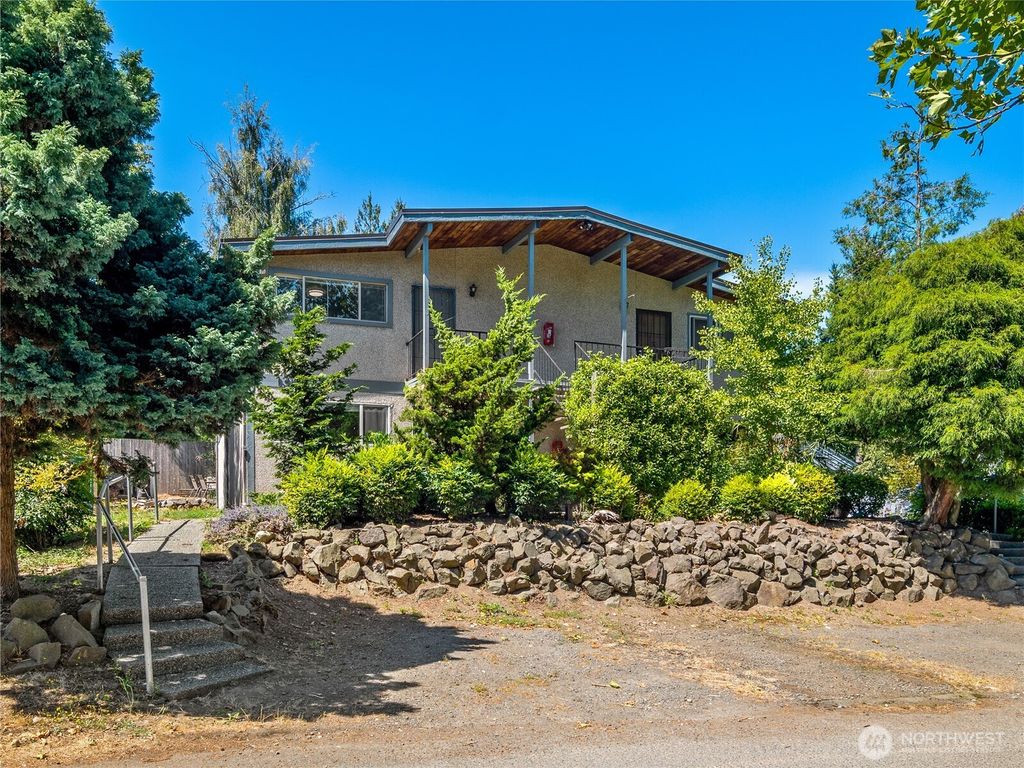 Photo of 13041 12th Avenue SW, Burien, WA 98146 (MLS # 2417594)