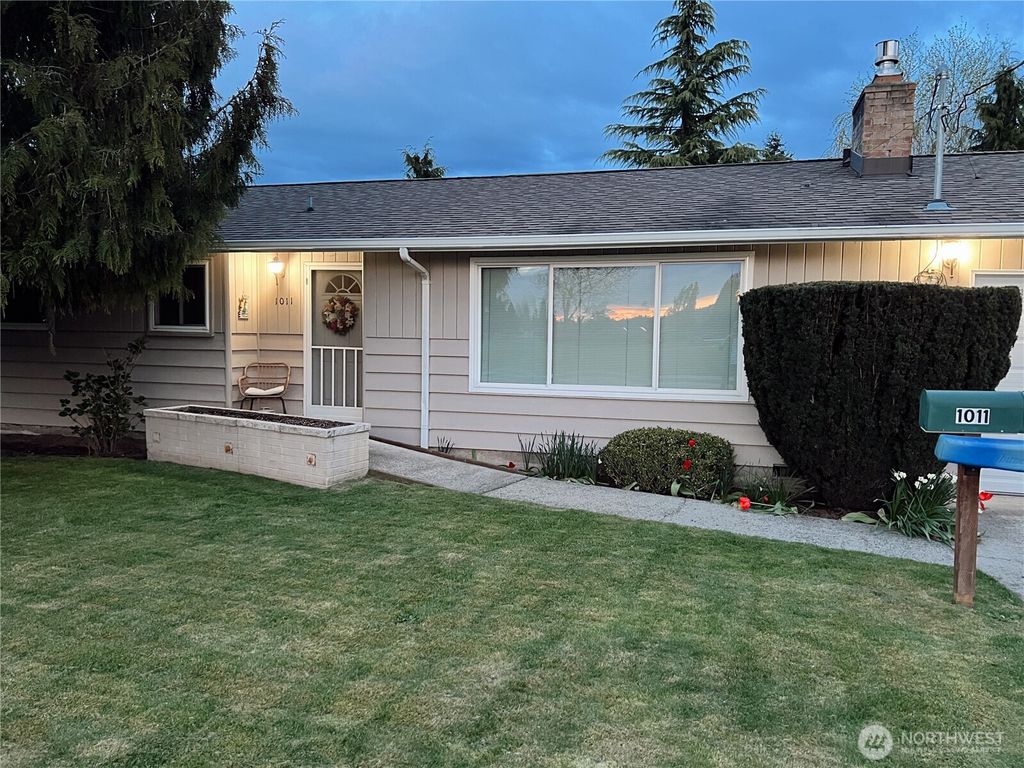 Photo of 1011 15th Street NW, Puyallup, WA 98371 (MLS # 2487330)