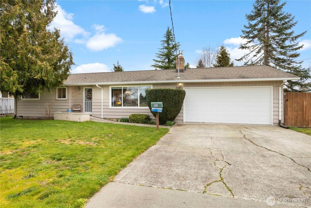 Photo of 1011 15th Street NW, Puyallup, WA 98371 (MLS # 2487330)