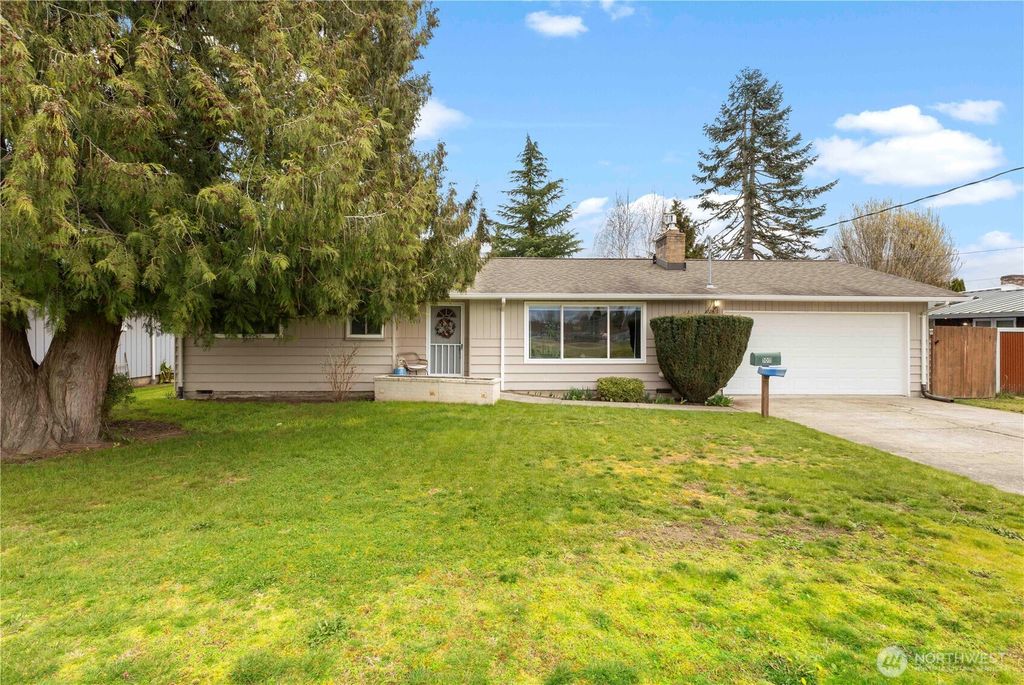 Photo of 1011 15th Street NW, Puyallup, WA 98371 (MLS # 2487330)