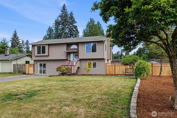 2233 NW CLINTON AVE, POULSBO, WA 98370 - Image bcbea96e7b8ab77e5754d41326ffac5a/1390530082