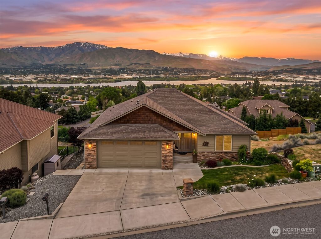 Photo of 2642 Catalina Ave AVE, East Wenatchee, WA 98802 (MLS # 2521329)