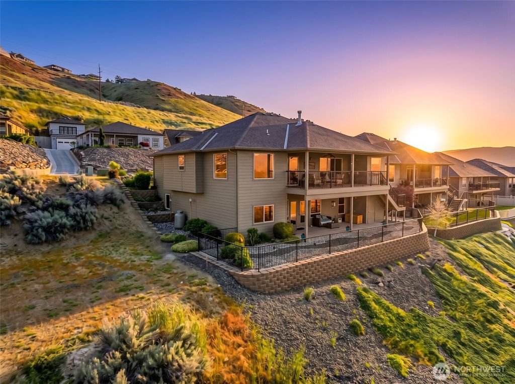 Photo of 2642 Catalina Ave AVE, East Wenatchee, WA 98802 (MLS # 2521329)