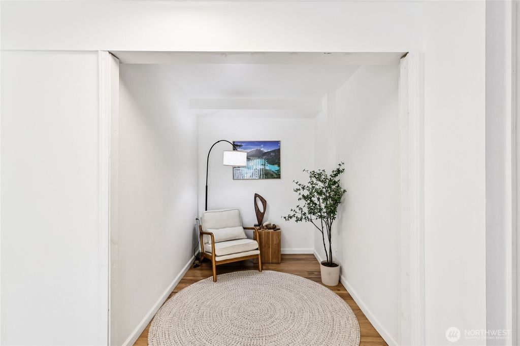 listing image 9362080442789802607