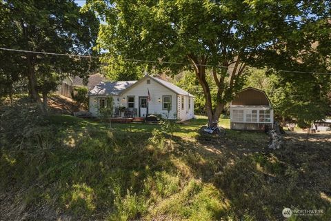 Photo of 458 Partello Park PARK, Grand Coulee, WA 99133 (MLS # 2527830)