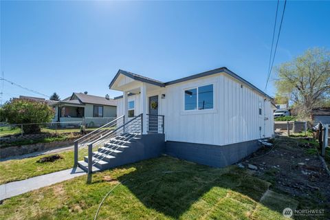 Photo of 918 Cashmere Street, Wenatchee, WA 98801 (MLS # 2497514)