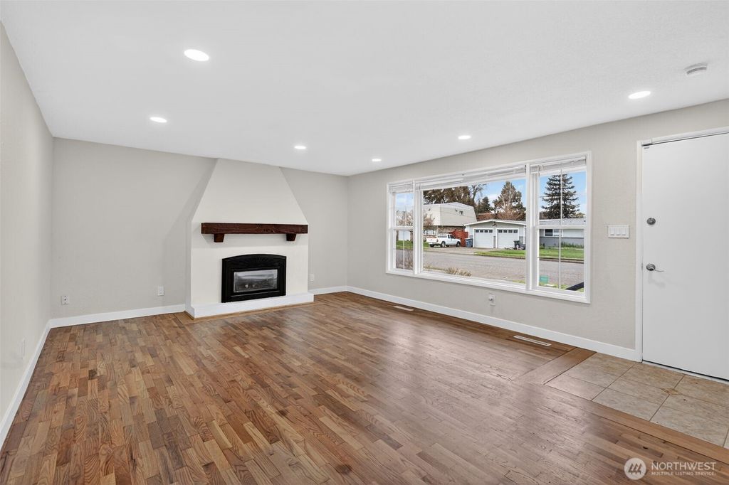 Photo of 804 7th Avenue NW, Puyallup, WA 98371 (MLS # 2482314)