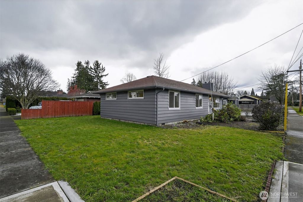 Photo of 804 7th Avenue NW, Puyallup, WA 98371 (MLS # 2482314)