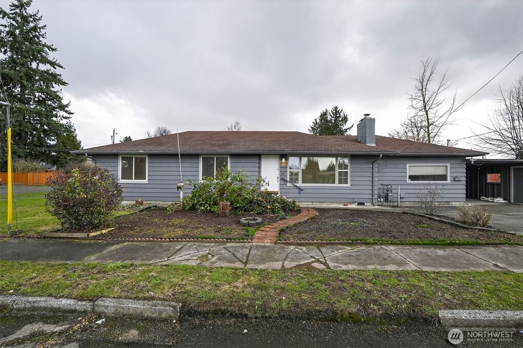 Photo of 804 7th Avenue NW, Puyallup, WA 98371 (MLS # 2482314)