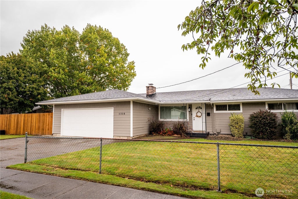 Photo of 1318 Midland Avenue, Longview, WA 98632 (MLS # 2583015)