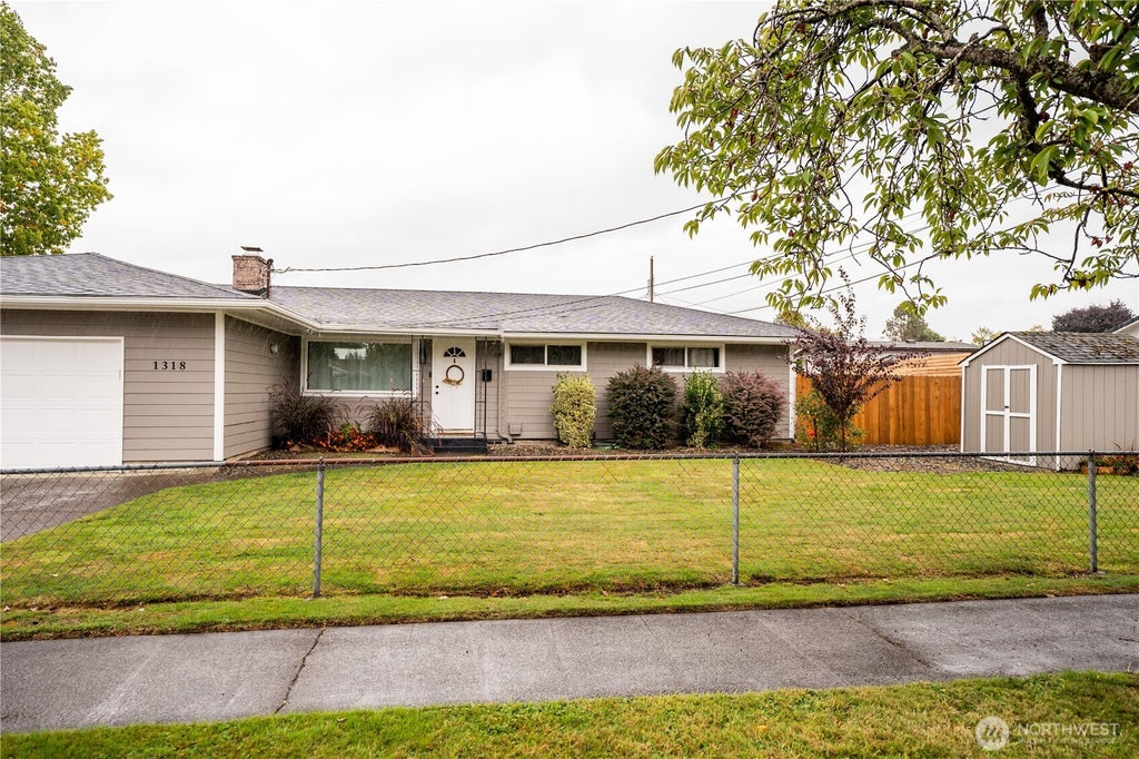 Photo of 1318 Midland Avenue, Longview, WA 98632 (MLS # 2583015)