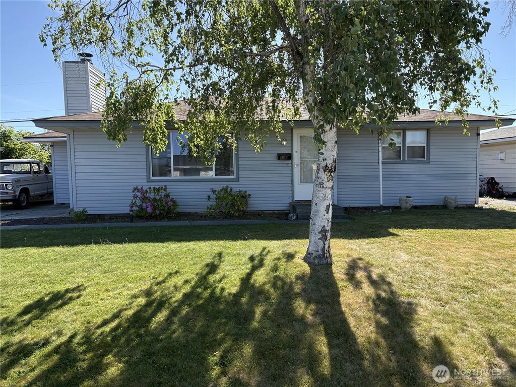 Photo of 230 NE Ivy Street, Ephrata, WA 98823 (MLS # 2517121)
