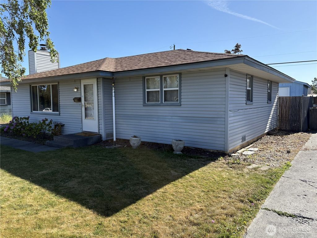 Photo of 230 NE Ivy Street, Ephrata, WA 98823 (MLS # 2517121)