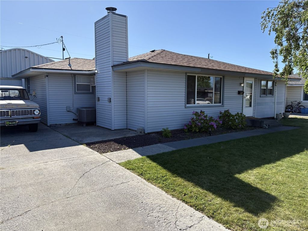 Photo of 230 NE Ivy Street, Ephrata, WA 98823 (MLS # 2517121)