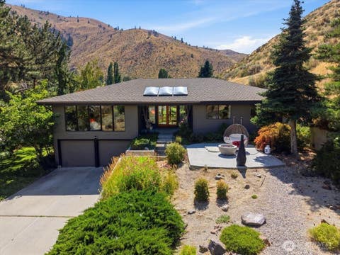 Photo of 1030 Canyonside Road, Wenatchee, WA 98801 (MLS # 2556227)