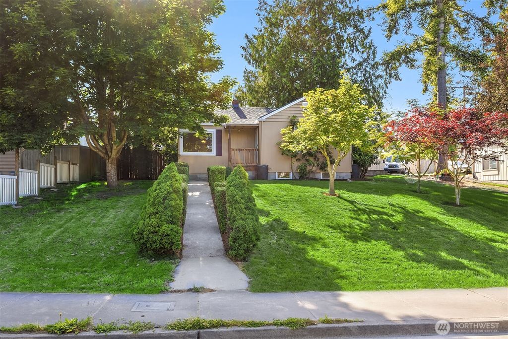 Photo of 1010 E Marine View Drive, Everett, WA 98201 (MLS # 2382048)