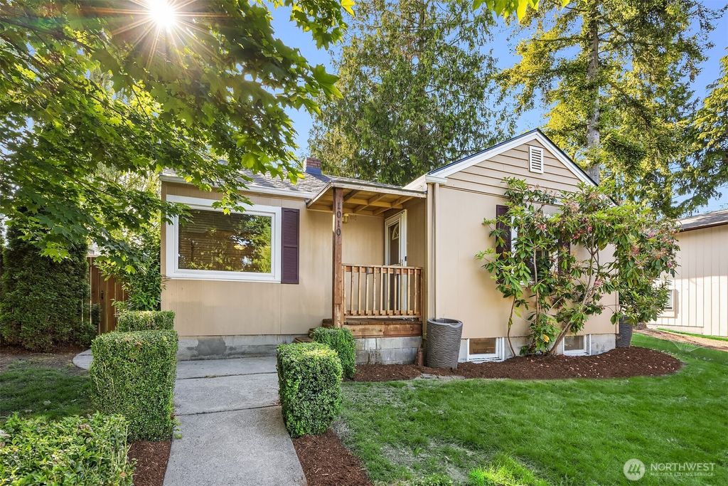 Photo of 1010 E Marine View Drive, Everett, WA 98201 (MLS # 2382048)