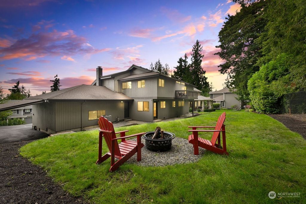 Photo of 412 211th Avenue NE, Sammamish, WA 98074 (MLS # 2281269)