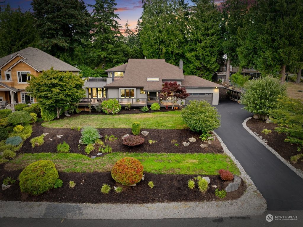 Photo of 412 211th Avenue NE, Sammamish, WA 98074 (MLS # 2281269)