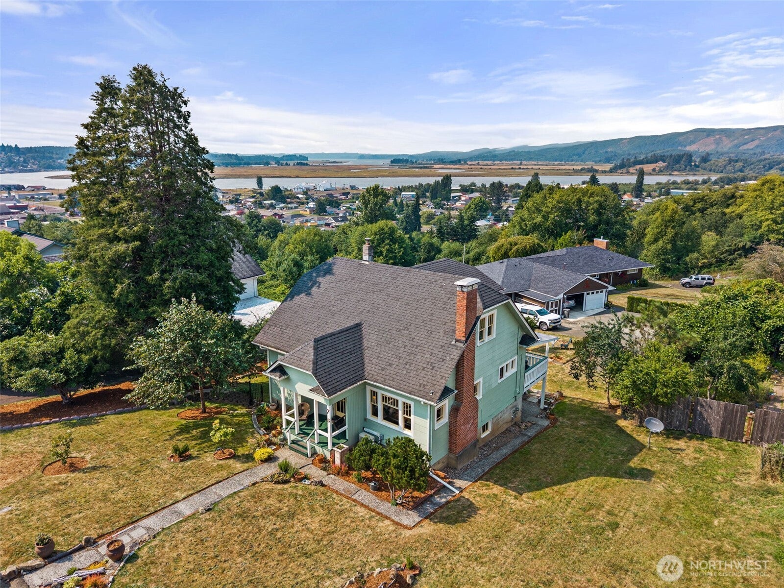 735 Cowlitz Street E