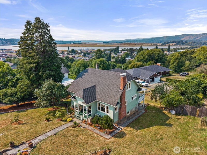 735 Cowlitz Street E