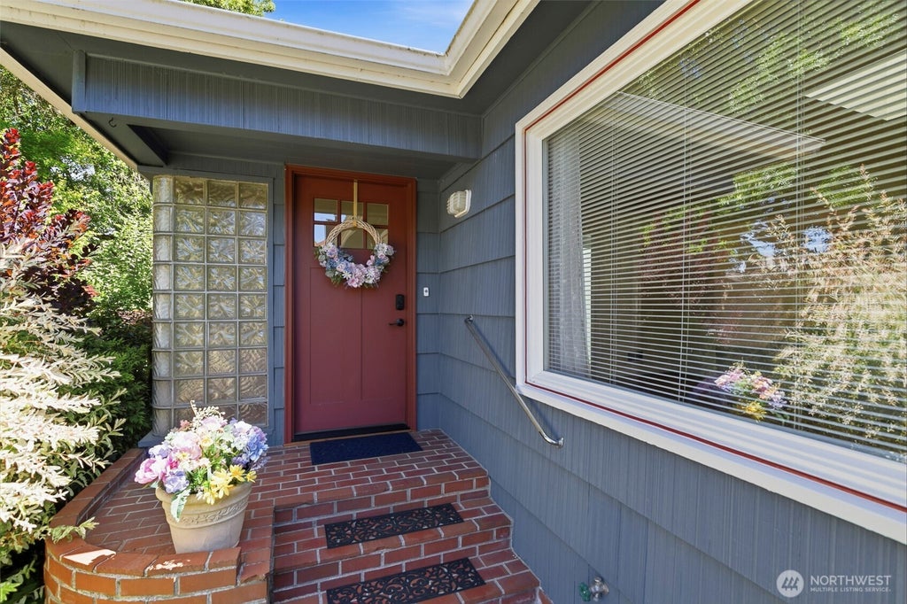 Photo of 2219 Washington Way, Longview, WA 98632 (MLS # 2539556)