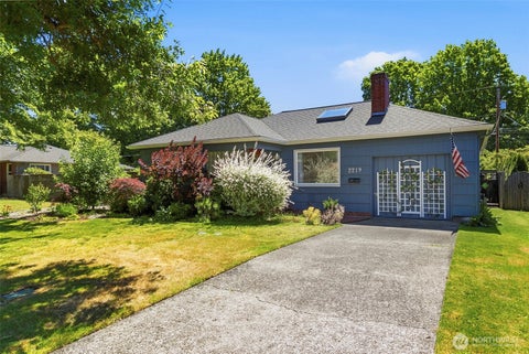 Photo of 2219 Washington Way, Longview, WA 98632 (MLS # 2539556)