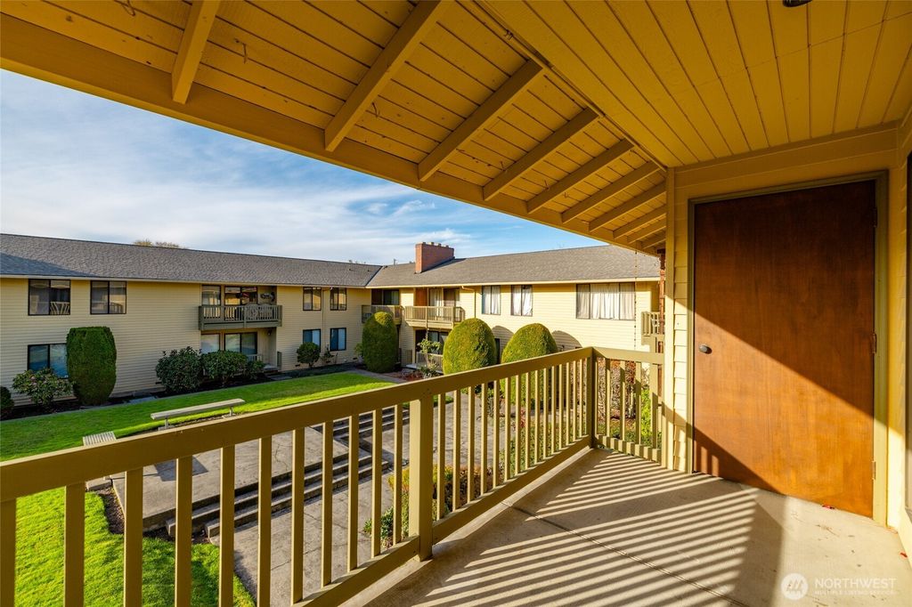 Photo of 310 S 11th Street #204, Mount Vernon, WA 98274 (MLS # 2467343)